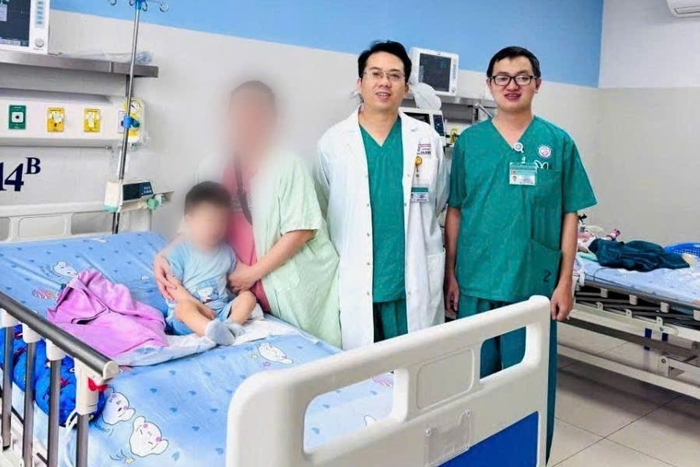 Bé 2 tuổi nuốt hóa chất anh trai mang từ trường về, phải lọc máu liên tục - 1