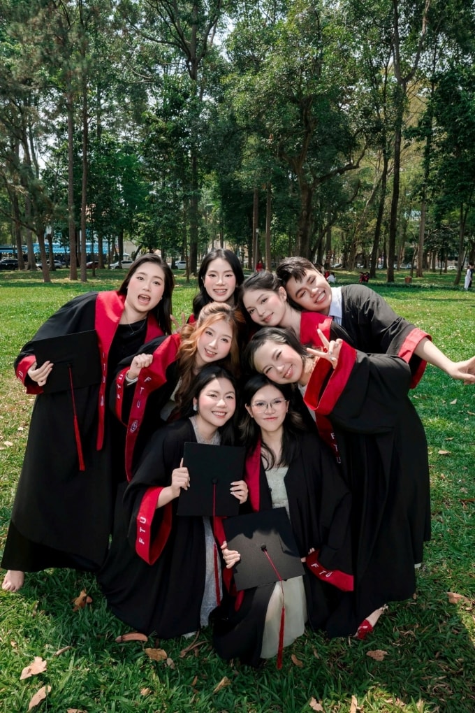 Nhóm bạn cùng Ánh tốt nghiệp sớm loại xuất sắc