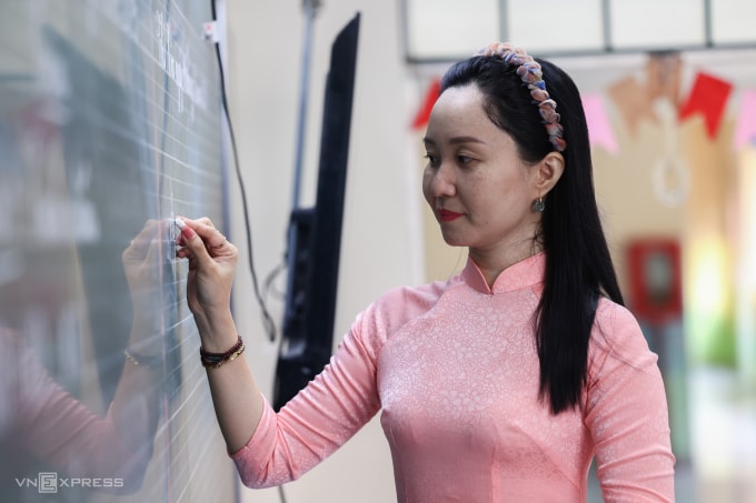 Giáo viên trường tiểu học Bùi Văn Mới, TP HCM, tháng 9/2025. Ảnh: Quỳnh Trần