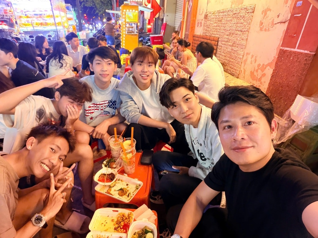 Nhạc sĩ Nguyễn Văn Chung sốc khi bạn cùng lớp nói “anh bằng tuổi mẹ em” - 1