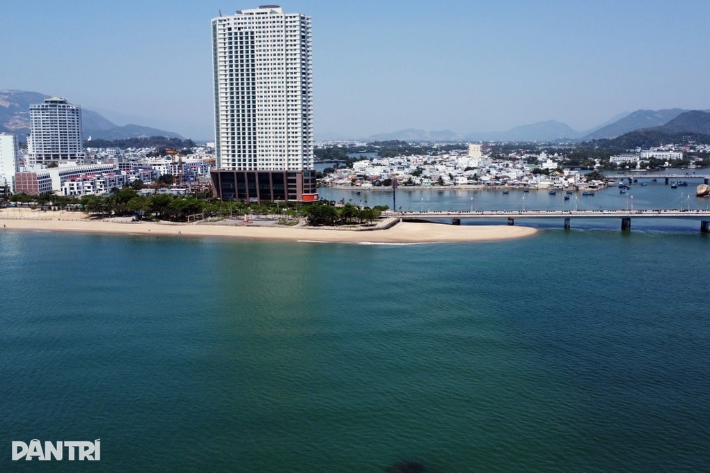 Cồn cát hình cá heo lao ra biển ở Nha Trang đã biến mất - 2