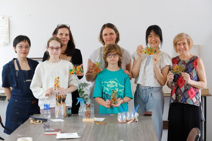 Diệu Anh (thứ hai bên phải) hỗ trợ người nước ngoài trong một workshop của tổ chức Friends of Vietnam Heritage . Ảnh: Nhân vật cung cấp