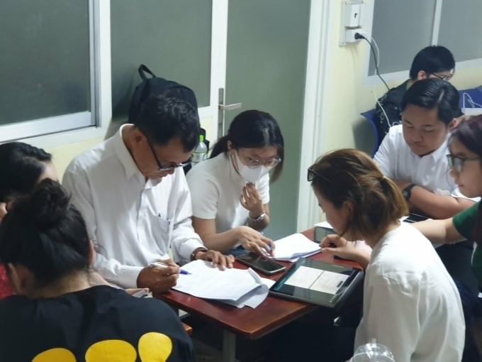 Ông Bảy (đeo kính) ngồi ôn bài trước giờ thi ở trường Đại học Khoa học Xã hội và Nhân văn năm 2023. Ảnh: Nhân vật cung cấp