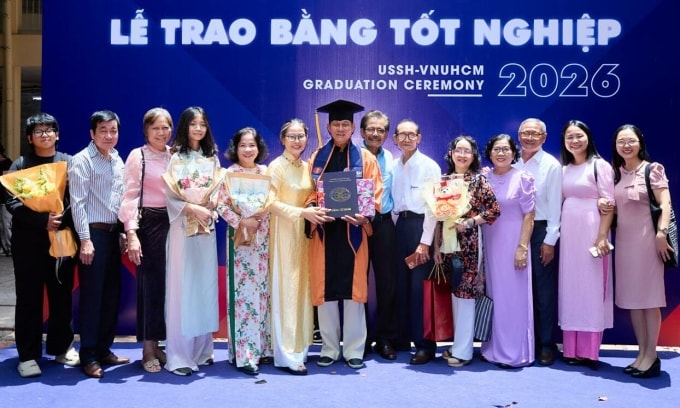 Người thân từ An Giang lên TP HCM chúc mừng ông Bảy, ngày 17/4. Ảnh: Nhân vật cung cấp