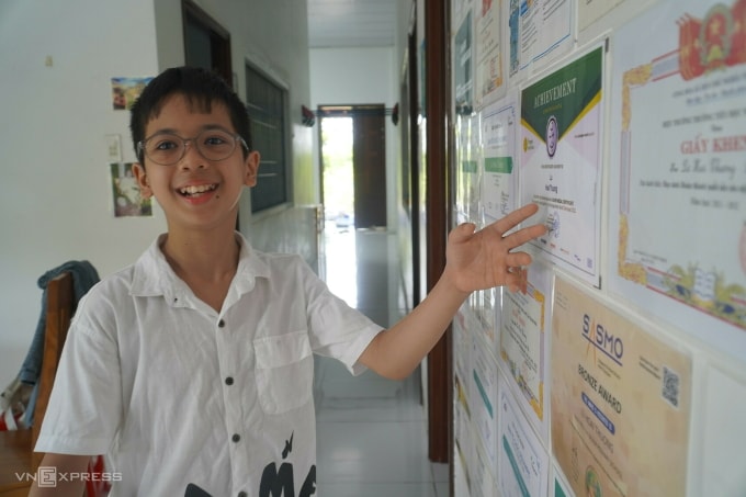 Lữ Hoài Thương giới thiệu về một kỳ thi mà em tham gia. Ảnh: Ngọc Tài