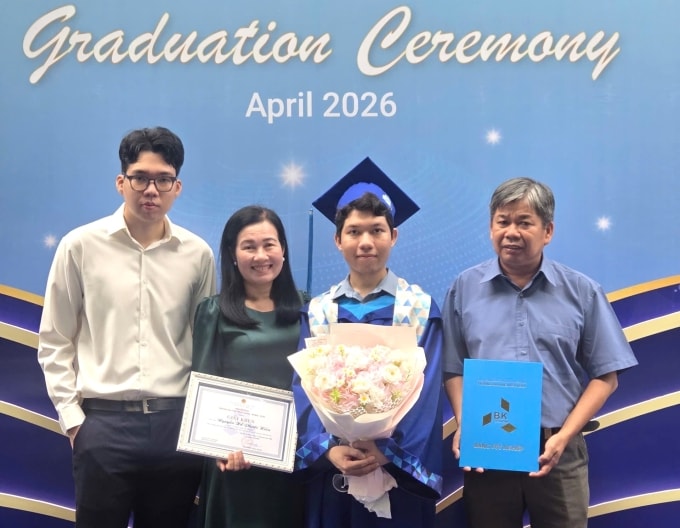 Hiền chụp ảnh cùng gia đình trong ngày tốt nghiệp. Ảnh: Nhân vật cung cấp