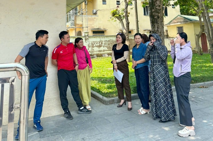 Các giáo viên, nhân viên hợp đồng đến trụ sở tiếp dân của tỉnh Nghệ An đăng ký gặp Chủ tịch UBND tỉnh Võ Trọng Hải đề trình bày nguyện vọng, song được hẹn vào ngày khác, sáng 22/4. Ảnh: Hùng Lê