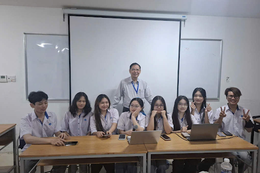 Thầy giáo bật khóc tại buổi dạy cuối cùng vì hành động đặc biệt của cả lớp - 2