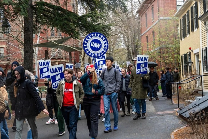 Sinh viên cao học biểu tình ở Đại học Harvard. Ảnh: