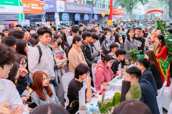 Học sinh nghe tư vấn tuyển sinh tại gian hàng của Học viện Nông nghiệp Việt Nam, tháng 3/2025. Ảnh: VNUA