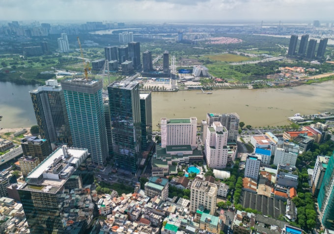 Trung tâm TP HCM nhìn sang Khu đô thị mới Thủ Thiêm. Ảnh: Quỳnh Trần