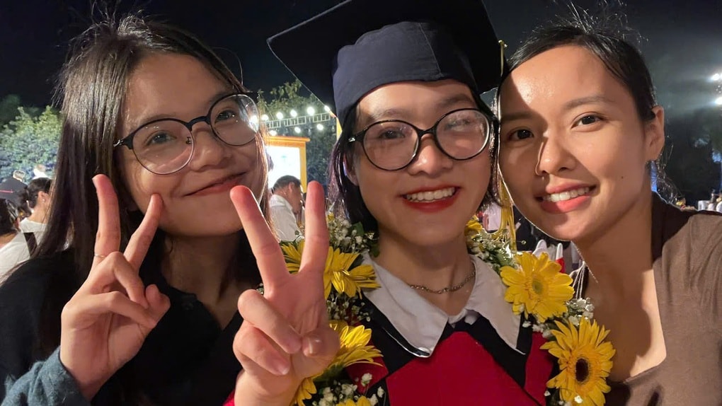 Phía sau clip bác sĩ nội trú “triệu view”: Mẹ bán tạp hoá, 3 con học chuyên - 2