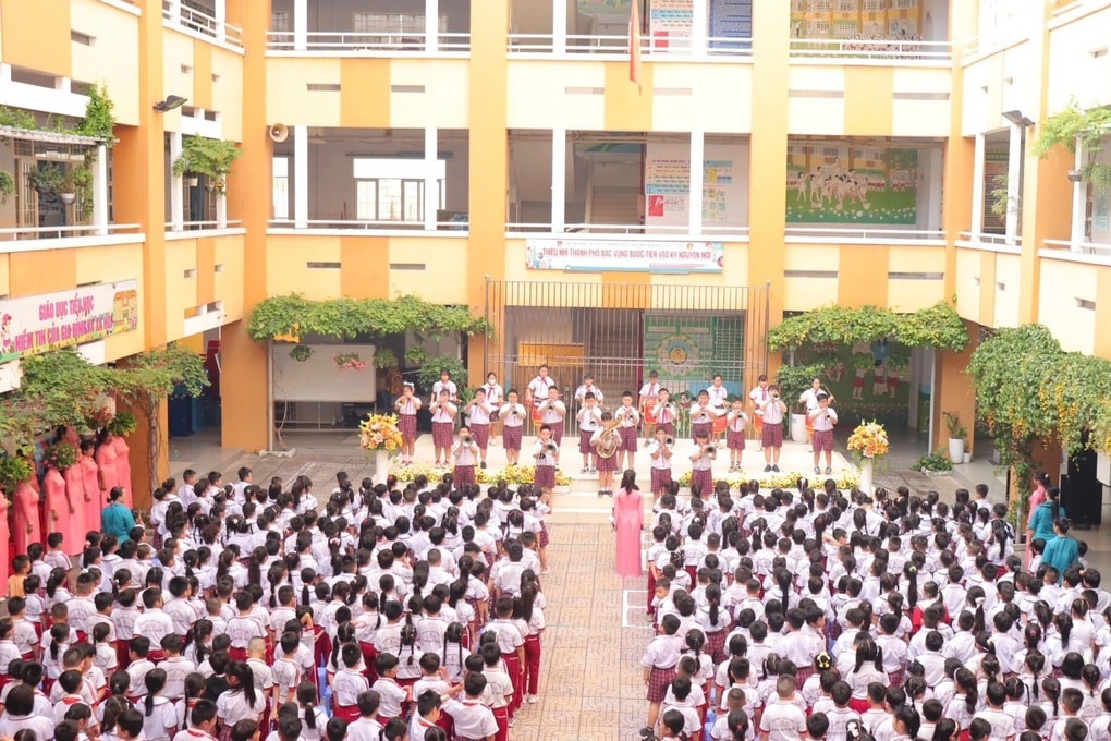 Hàng chục học sinh nghi ngộ độc, trường thay đổi hình thức học tập - 1