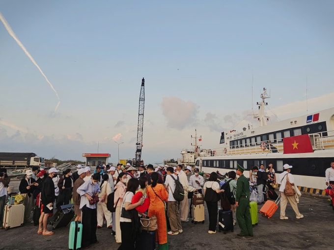 Du khách xếp hàng lên tàu ra đảo Phú Quý sáng 30/4. Ảnh: Kim Võ