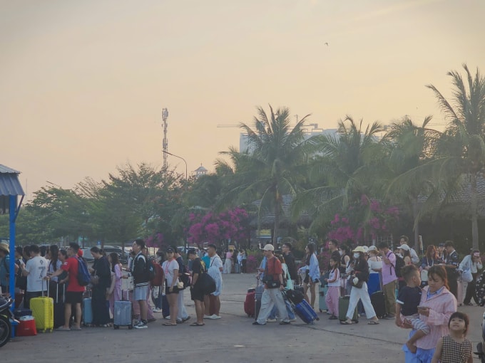Du khách xếp hàng tại cảng Phan Thiết sáng 30/4. Ảnh: Kim Thu