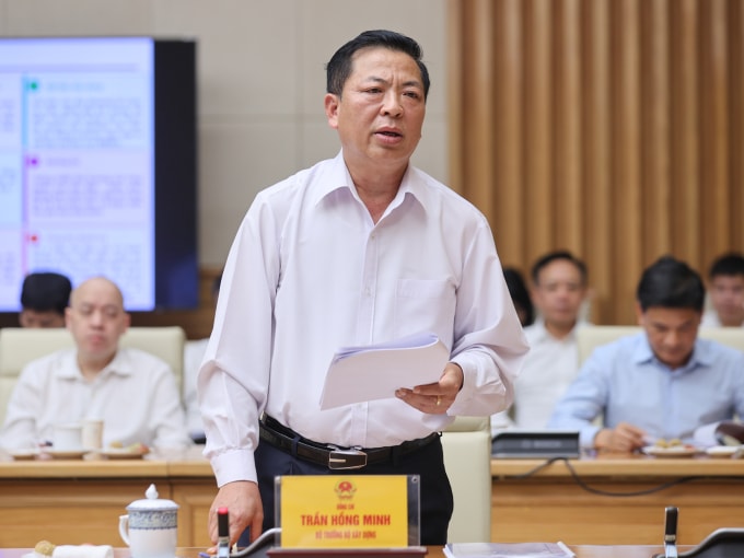 Bộ trưởng Xây dựng Trần Hồng Minh tại cuộc làm việc với Thủ tướng, chiều 29/4. Ảnh: Nhật Bắc