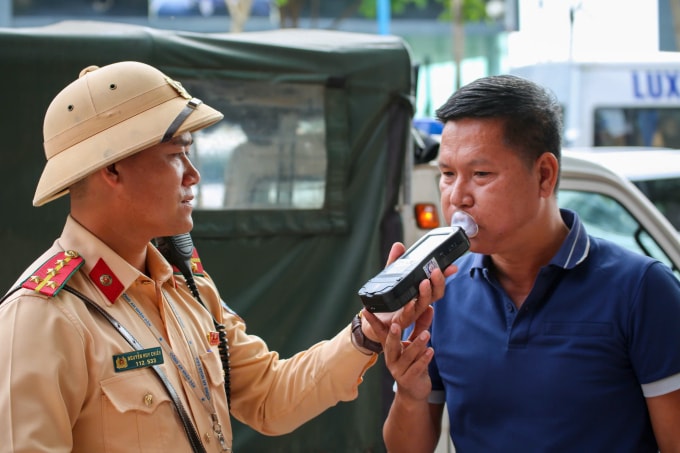 CSGT TP Hà Nội kiểm tra nồng độ cồn một tài xế. Ảnh: Tiến Trạch