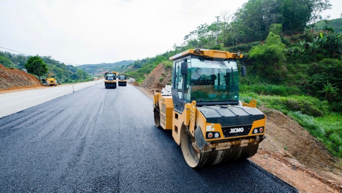 Một số đoạn cao tốc Hữu Nghị - Chi Lăng đang được thảm bê tông nhựa. Ảnh: Phương Linh