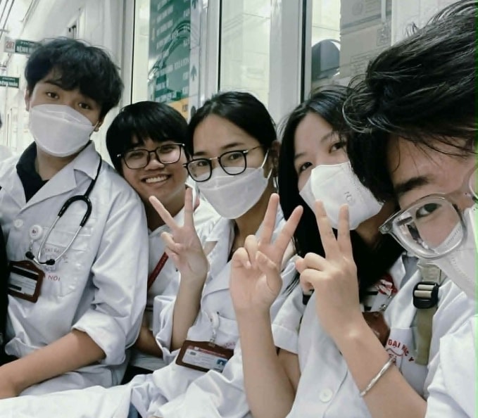 Từ trái qua: nhóm sinh viên Phạm Hoàng Thanh, Nguyễn Trọng Tấn, Nguyễn Minh Phương, Nguyễn Nhị Bắc, Hoàng Huy Anh thực hiện nghiên cứu về ung thư dạ dày. Ảnh: Nhân vật cung cấp
