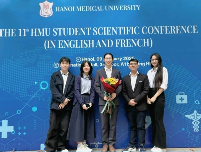 Nhóm nghiên cứu tại hội nghị Khoa học Sinh viên trường Đại học Y Hà Nội lần thứ 11. Ảnh: Nhân vật cung cấp