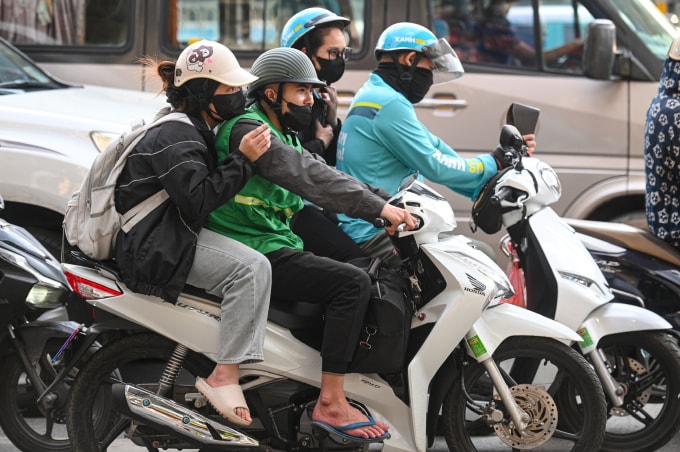 Xe máy kinh doanh vận chuyển hành khách chạy trên vành đai 3 Hà Nội, đoạn từ bến xe Mỹ Đình đến hầm chui Lê Văn Lương, chiều 29/4. Ảnh: Thế Bằng