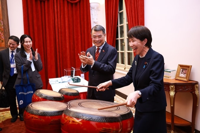 Thủ tướng Nhật Bản Takaichi Sanae trải nghiệm chơi trống truyền thống của Việt Nam. Ảnh: TTXVN