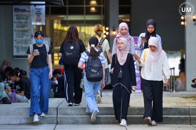 Sinh viên Đại học Malaya sau một buổi thi, tháng 2/2026. Ảnh: Universiti Malaya Fanpage