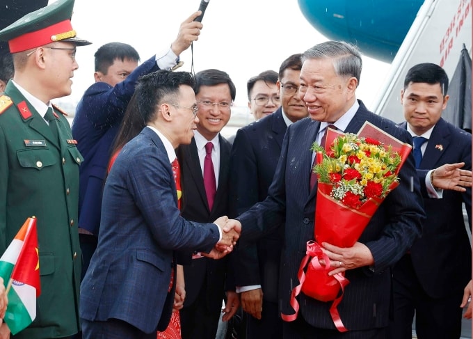 Cán bộ, nhân viên đại sứ quán Việt Nam tại Ấn Độ đón Tổng Bí thư, Chủ tịch nước Tô Lâm ở sân bay quân sự Palam, New Delhi, Ấn Độ ngày 5/5. Ảnh: TTXVN