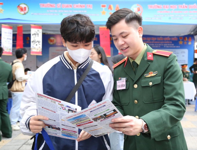 Học viên trường Sĩ quan Chính trị tư vấn tuyển sinh năm 2025. Ảnh: Fanpage nhà trường