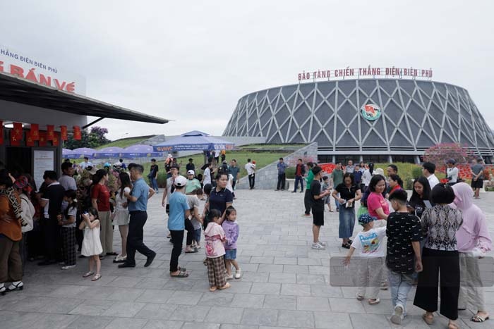 Đông đảo người dân tham quan Bảo tàng Chiến thắng Điện Biên Phủ dịp Kỷ niệm 72 năm Chiến thắng Điện Biên Phủ. Ảnh: Quang Đạt