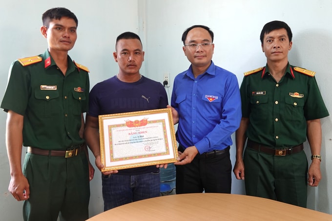 Anh A Hai (thứ 2 từ trái sang) nhận bằng khen của Ủy ban Hội Liên hiệp thanh niên Việt Nam tỉnh Gia Lai. Ảnh: Ngọc Oanh