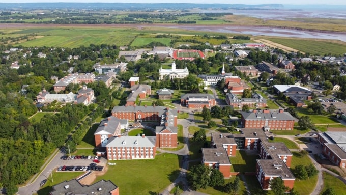 Khuôn viên Đại học Acadia, nằm ở ngoại ô tỉnh bang Nova Scotia, Canada. Ảnh: Fanpage trường
