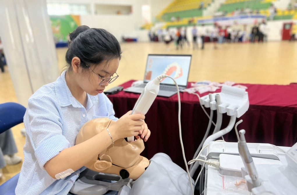 Học sinh lớp 12 băn khoăn: “Gia cảnh khó khăn có nên học y?” - 2