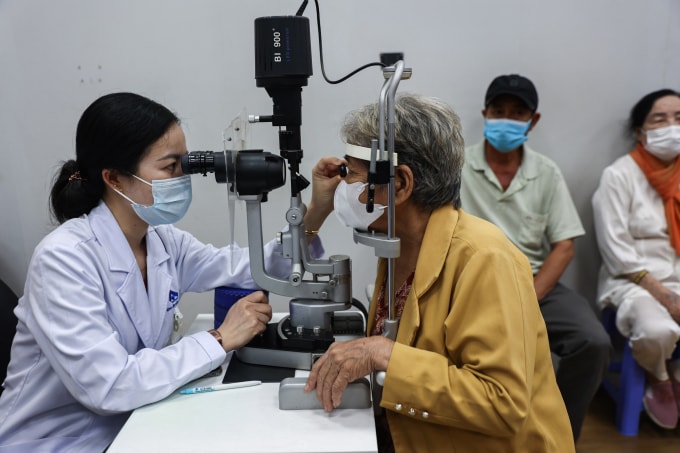 Nhân viên y tế Bệnh viện mắt TP HCM khám bệnh cho người dân. Ảnh: Quỳnh Trần