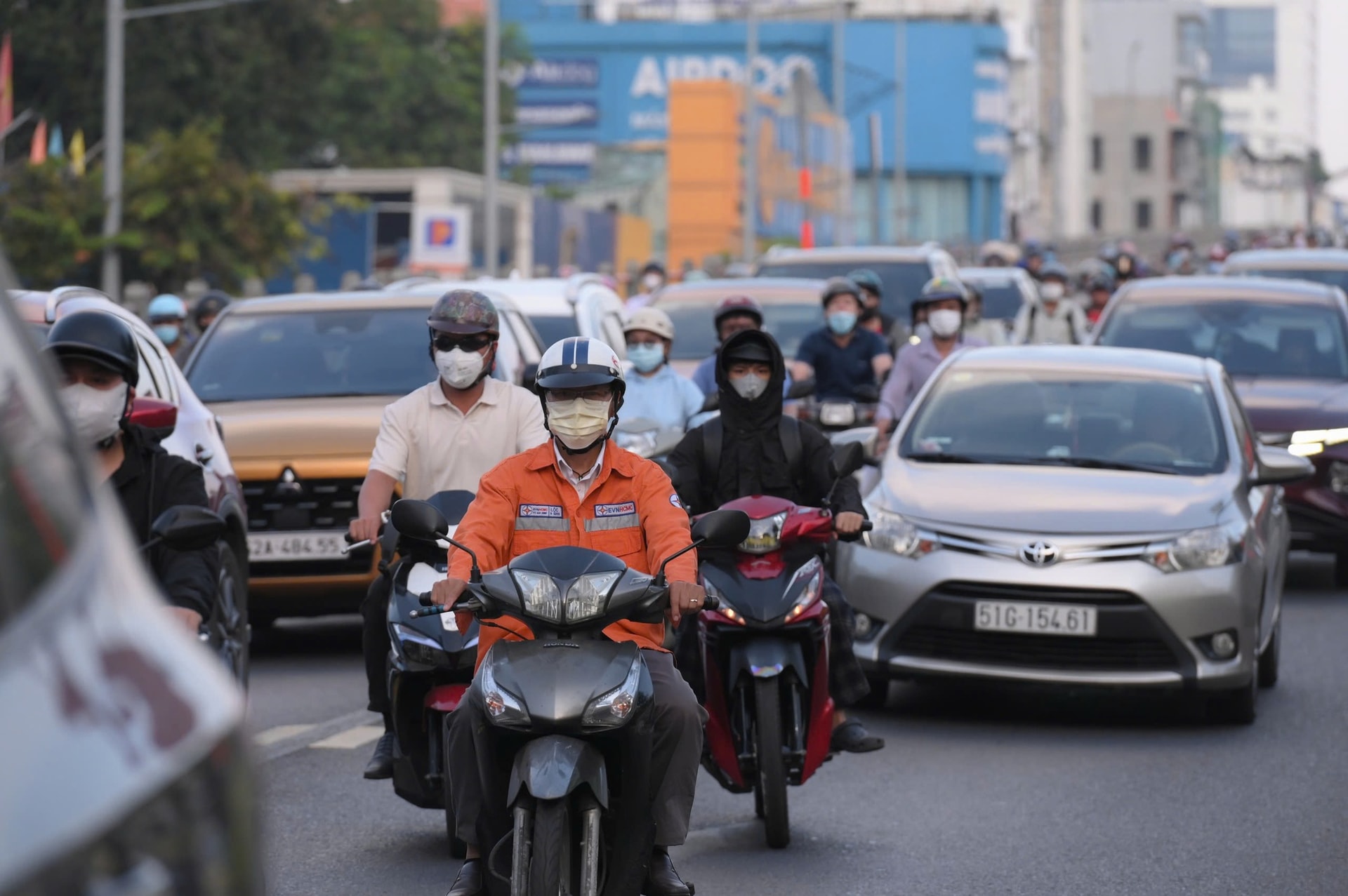 Nỗ lực điều tiết giao thông trước ngày phân luồng đảo chiều - Ảnh 9.