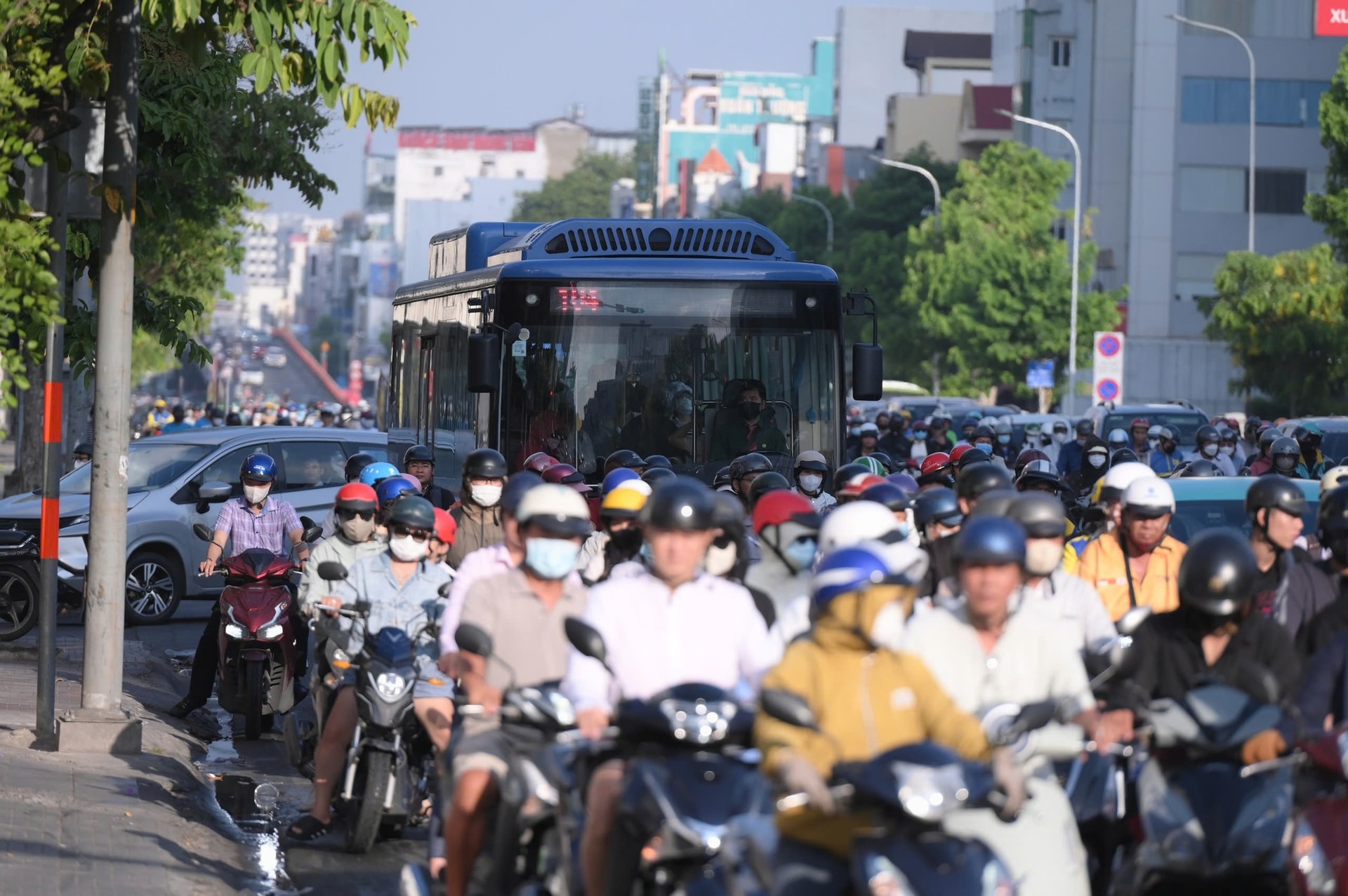Nỗ lực điều tiết giao thông trước ngày phân luồng đảo chiều - Ảnh 7.