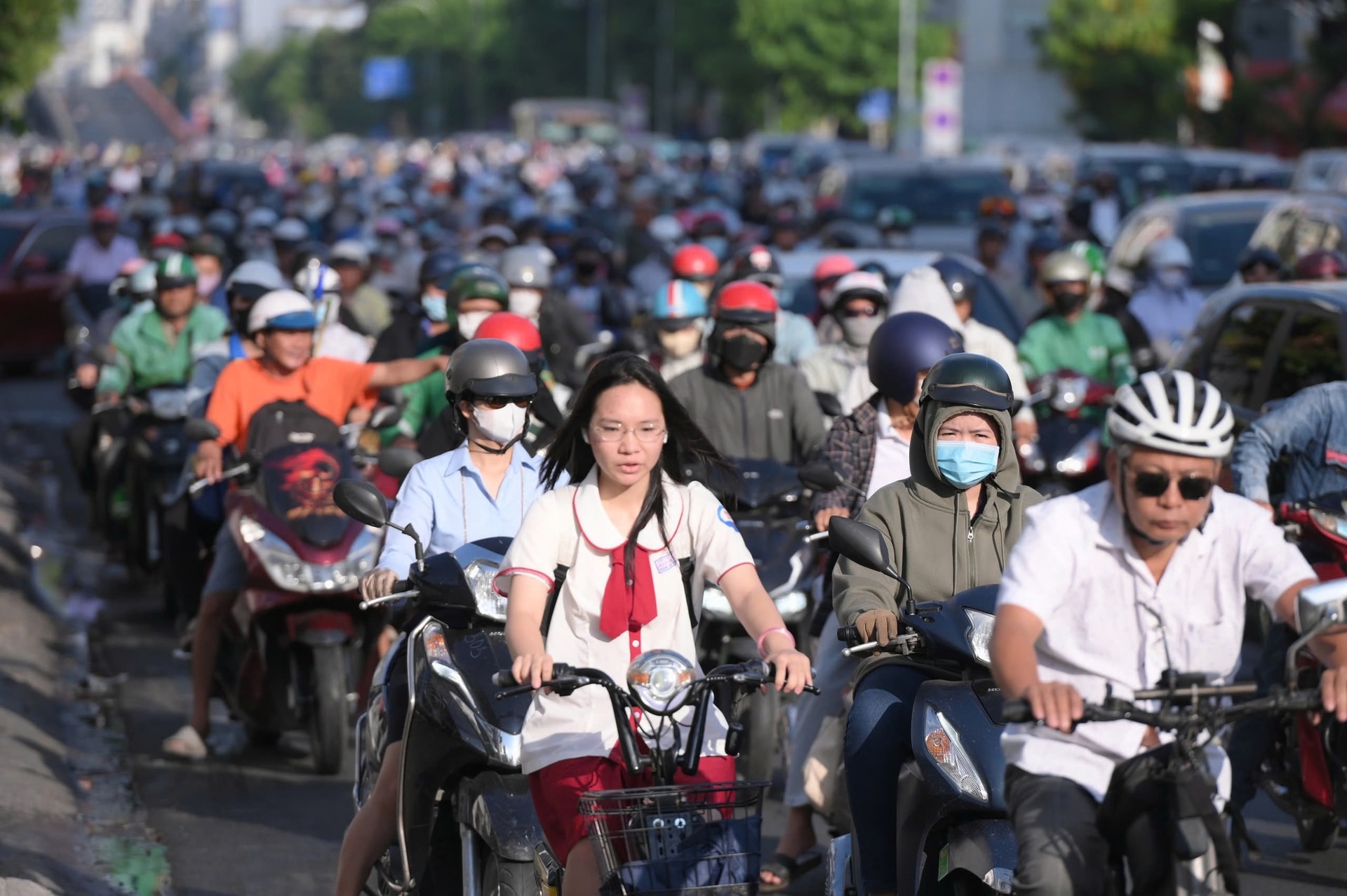 Nỗ lực điều tiết giao thông trước ngày phân luồng đảo chiều - Ảnh 2.