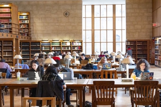 Sinh viên Đại học Princeton ôn thi giữa kỳ trong thư viện. Ảnh: Fanpage trường