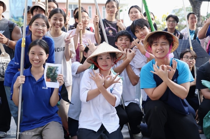 Học sinh, sinh viên các đội thi hái xoài, chiều 15/5. Ảnh: Thanh Hằng