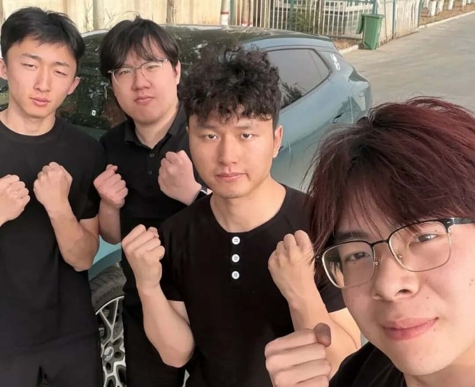 Yu Jinhui (thứ hai từ phải sang) cùng nhóm bạn đưa nữ sinh vượt 1.300 km trong đêm để về chịu tang mẹ. Ảnh: The Paper