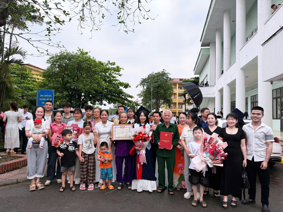 Nữ thủ khoa thuê xe 29 chỗ đưa đại gia đình dự lễ tốt nghiệp - 1