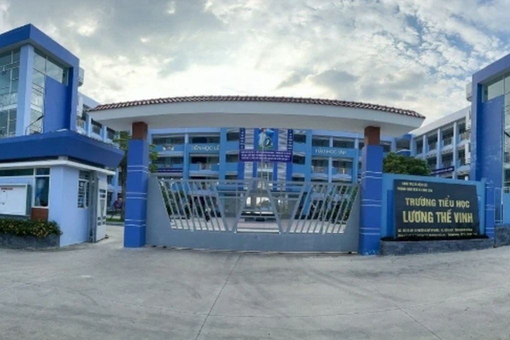 Sau vụ học sinh bị phạt tự đâm kim tiêm, hiệu trưởng xin thôi chức - 1