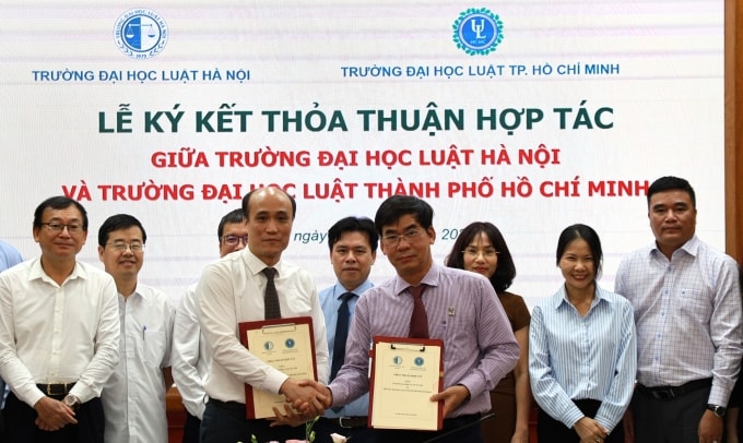 Hiệu trưởng Đại học Luật Hà Nội và TP HCM ký kết văn bản hợp tác, ngày 15/5. Ảnh: Thành An