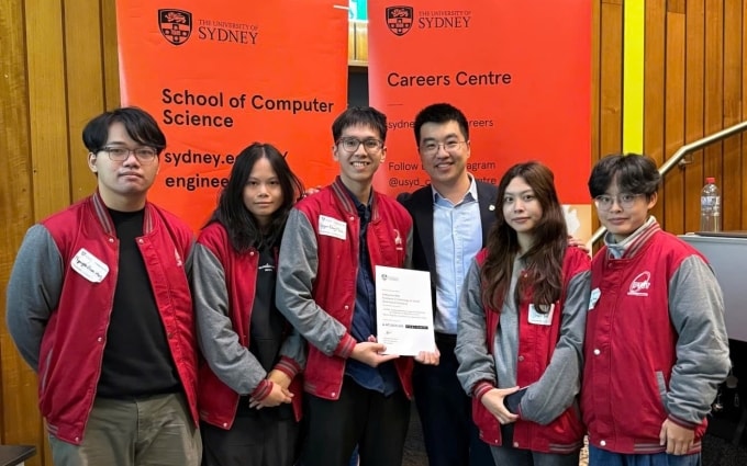 Minh (thứ ba từ trái sang) và nhóm nhận giải Excellence in Technology for Social Good của Đại học Sydney. Ảnh: Nhân vật cung cấp