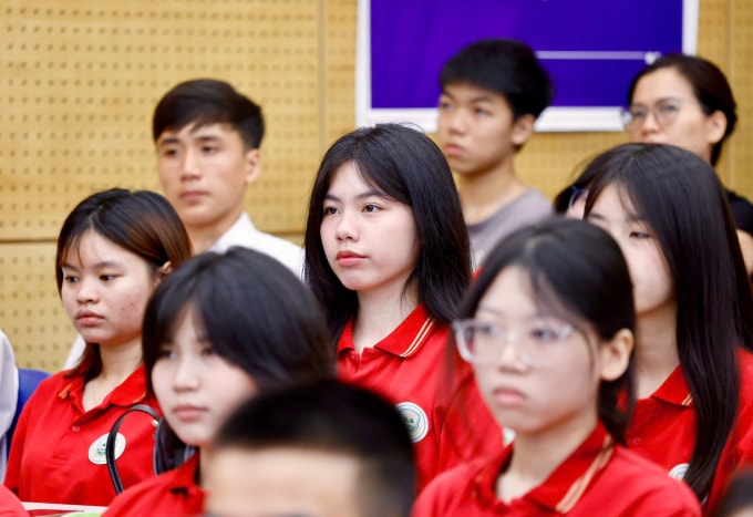Học sinh THPT dự Ngày hội tuyển sinh khối các ngành Khoa học và Công nghệ, sáng 17/5. Ảnh: BTC