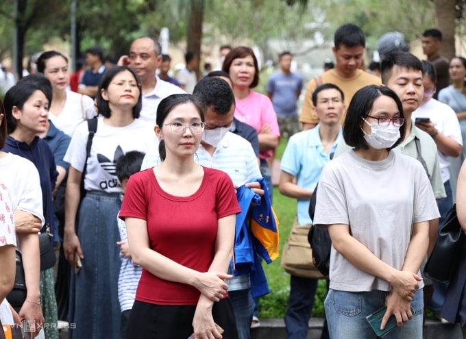 Phụ huynh chờ con thi vào lớp 6 trường THCS và THPT Nguyễn Tất Thành, Hà Nội, sáng 17/5. Ảnh: Thanh Hằng
