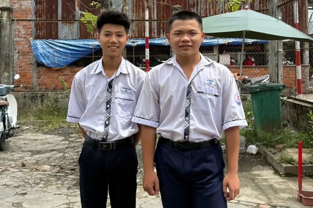 Hai nam sinh dừng xe giữa trời nắng nóng, giúp cụ bà gù lưng vượt dốc cầu - 2