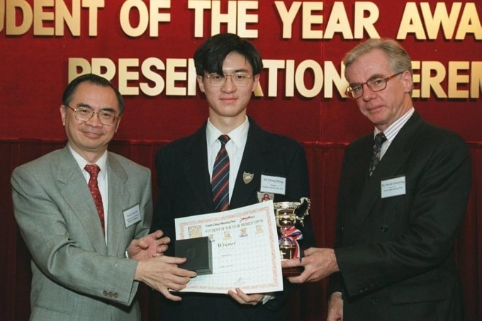 Chiang Mung (giữa) nhận giải thưởng học sinh năm 1996. Ảnh: SCMP