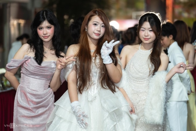 Học sinh trường THPT Kim Liên dự dạ hội cuối khóa Prom Night K50, tối 20/5. Ảnh: Hoàng Giang