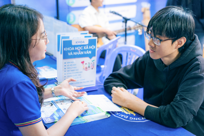 Thí sinh tư vấn tuyển sinh tại Trường Đại học Văn Hiến. Ảnh: VHU